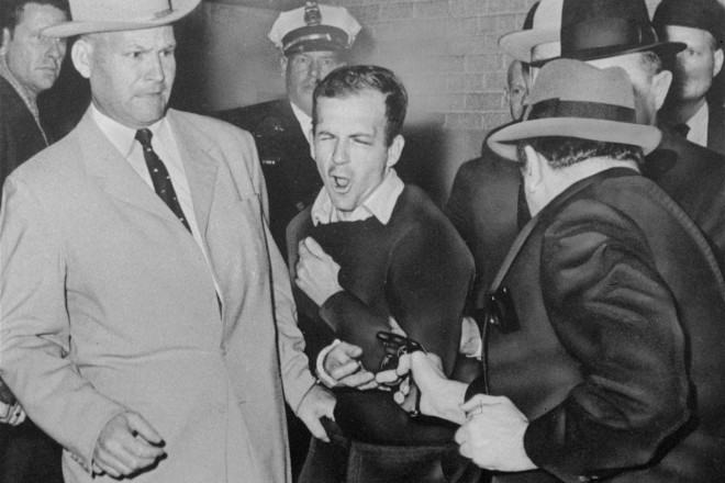 Bob Jackson fotografa il momento in cui Lee Harvey Oswald, l'assassino di JFK, viene ucciso da Jack Ruby