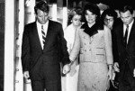 22 novembre 1963, la first lady Jacqueline Kennedy, con macchie di sangue del marito sul vestito, stringe la mano del fratello Robert Kennedy dopo l'arrivo alla base di Andrews di Washington. John Kennedy era stato assassinato poche ore prima.
